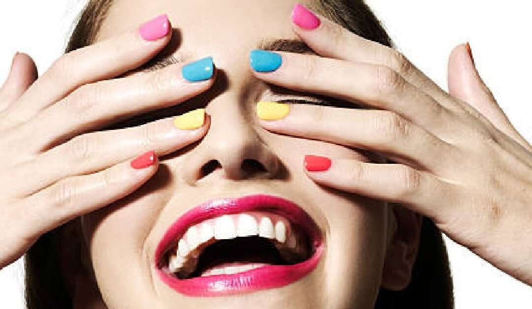 रिमूवर के बिना नेल पॉलिश हटाएं ( how to remove nail polish without remover)