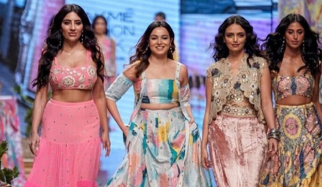 FDCI X लक्मे फैशन वीक  स्प्रिंग/ समर 2023  के खास कलेक्शन।