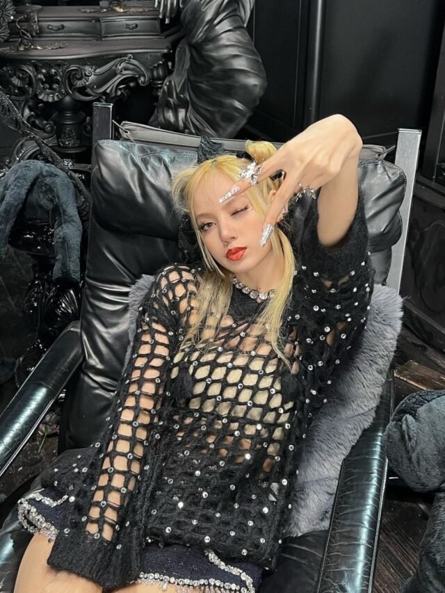 You will be stunned to see Lisa’s fashion sense.