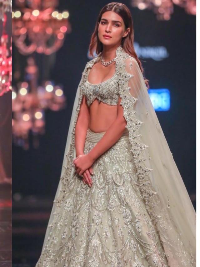 FDCI x लक्मे फैशन वीक में देखें इन हसीनाओं का जलवा।