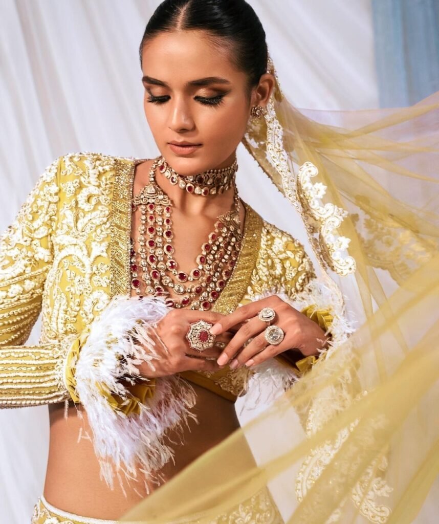 Full sleeves with feather touch