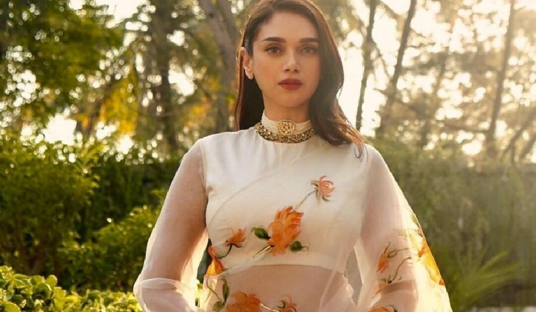 गर्मियों में चुने प्लेन साड़ी के साथ ऐसे ब्लाउज के डिजाइंस जो देंगे आपको एक एक्सपेंसिव लुक