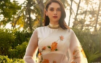 गर्मियों में चुने प्लेन साड़ी के साथ ऐसे ब्लाउज के डिजाइंस जो देंगे आपको एक एक्सपेंसिव लुक