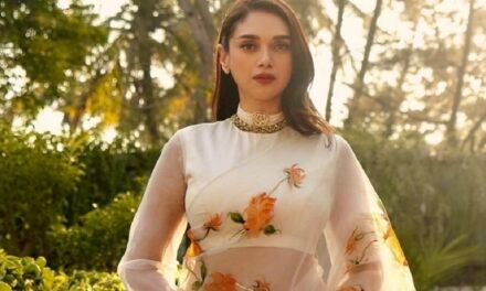 गर्मियों में चुने प्लेन साड़ी के साथ ऐसे ब्लाउज के डिजाइंस जो देंगे आपको एक एक्सपेंसिव लुक