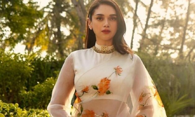 गर्मियों में चुने प्लेन साड़ी के साथ ऐसे ब्लाउज के डिजाइंस जो देंगे आपको एक एक्सपेंसिव लुक