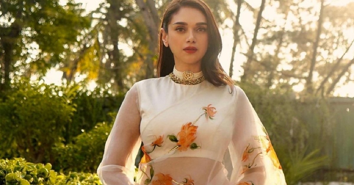 गर्मियों में चुने प्लेन साड़ी के साथ ऐसे ब्लाउज के डिजाइंस जो देंगे आपको एक एक्सपेंसिव लुक