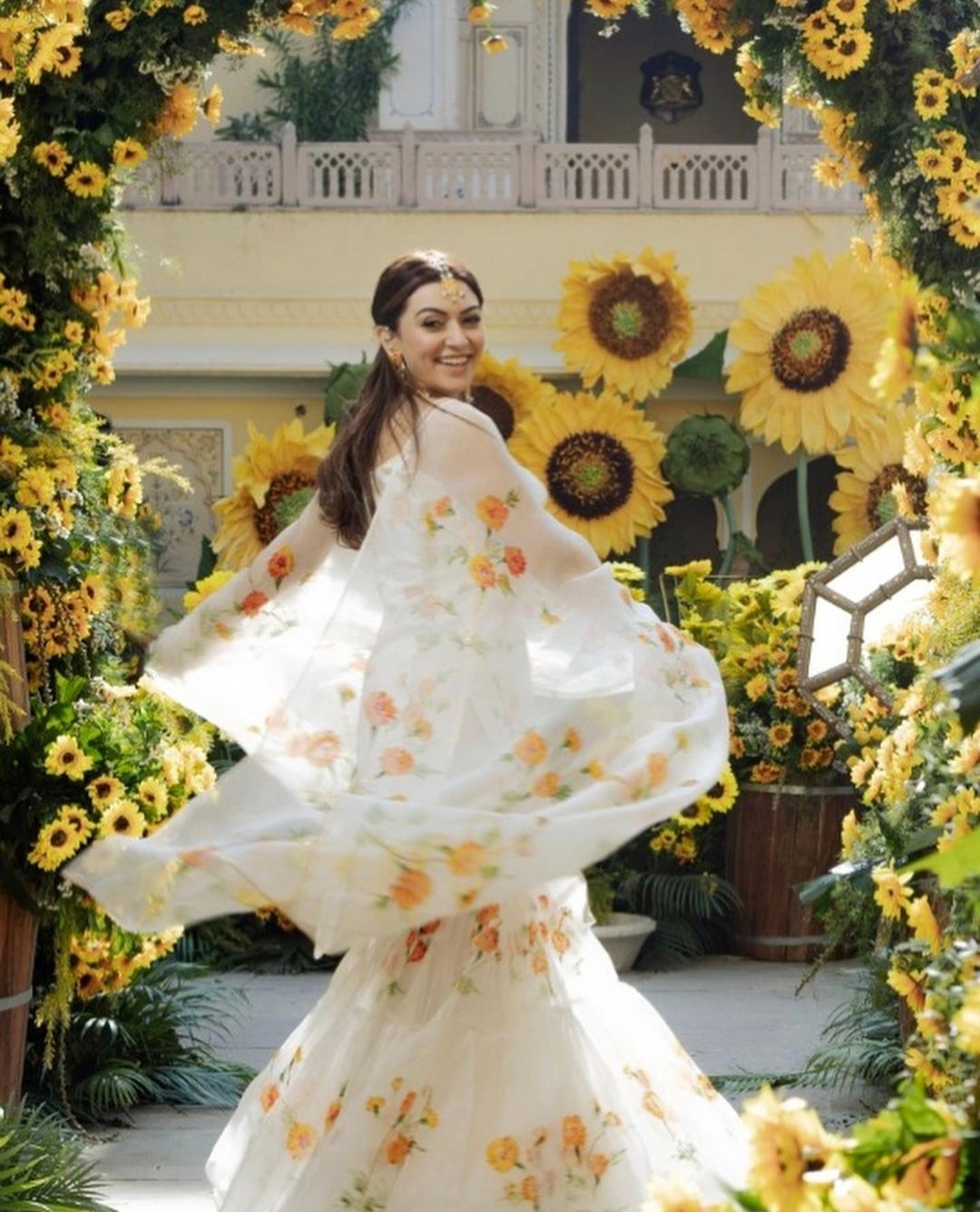 Hansika Motwani haldi function dress