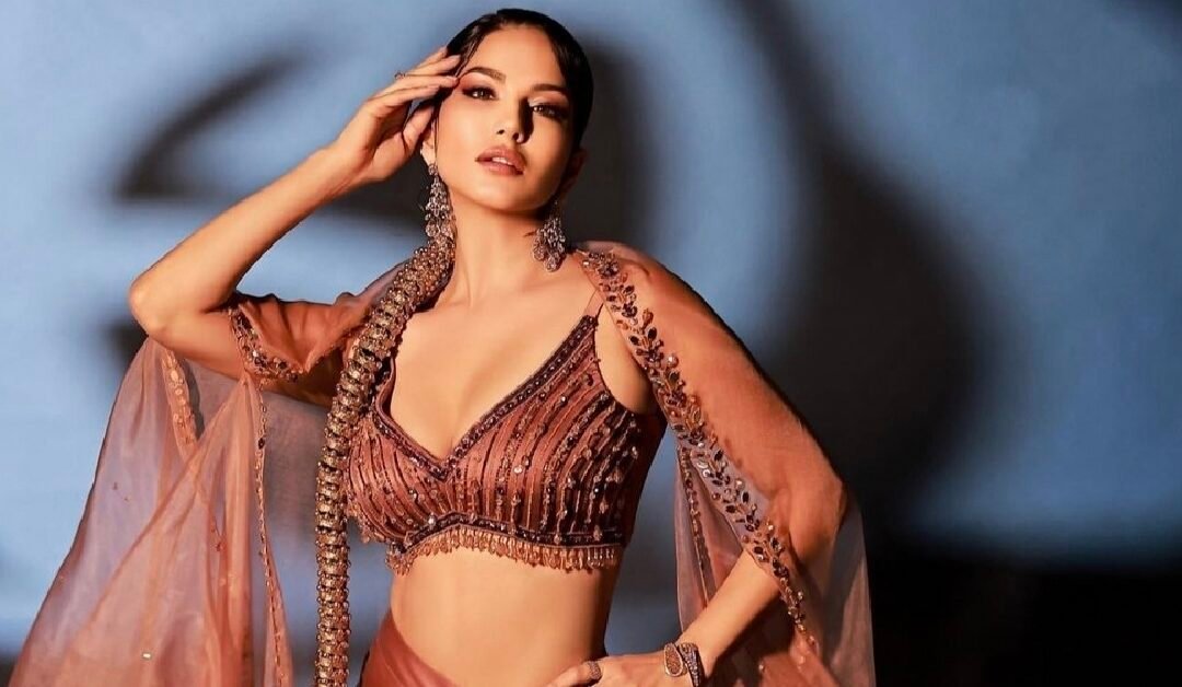 अपनी साड़ी या लहंगे को और भी आकर्षक बनाने के लिए चुनें ये ब्लाउज के डिजाइंस