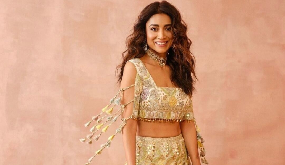 इन डिजाइनर ब्लाउज डिजाइंस के साथ अपने लहंगे और साड़ी को दे एक यूनिक खूबसूरती