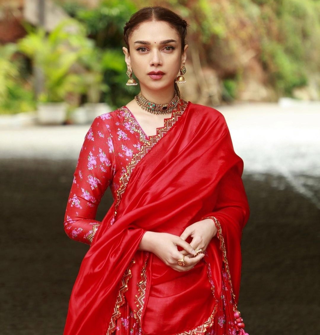 Makeup look for red ethnic dress