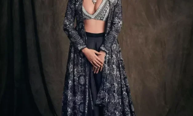 डीप नेक ड्रेस में सुरभि चंदना के सेंसुअस लुक्स