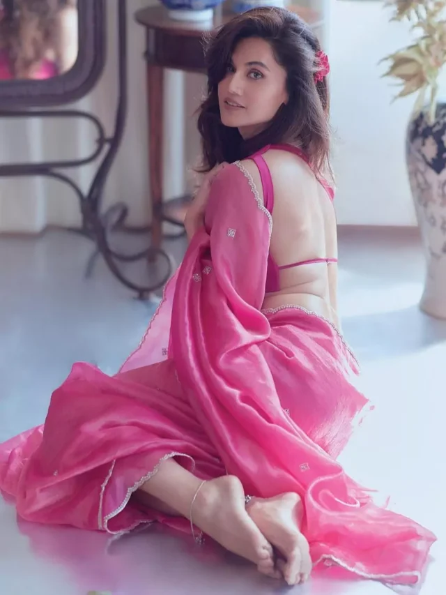 तापसी पन्नू का यह साड़ी लुक है बेहद हॉट