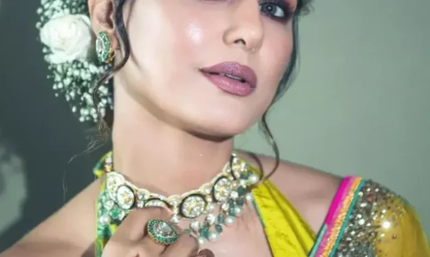 अगर साड़ी के साथ ओपन हेयर स्टाइल लुक क्रिएट करते-करते हो गई हैं बोर तो ट्राई करें इन अलग हेयर स्टाइल्स को