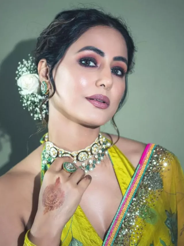 अगर साड़ी के साथ ओपन हेयर स्टाइल लुक क्रिएट करते-करते हो गई हैं बोर तो ट्राई करें इन अलग हेयर स्टाइल्स को