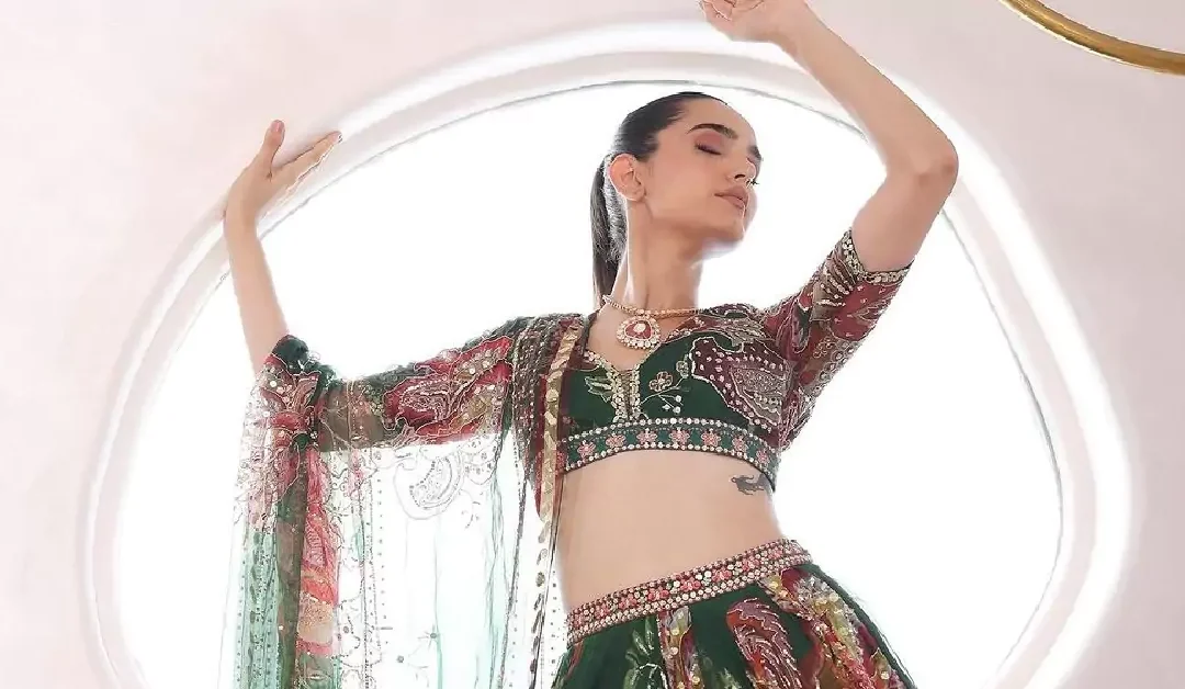 अपनी मेहंदी सेरेमनी को एक नया लुक देने के लिए, ट्राई करें इन कलर्स के आउटफिट