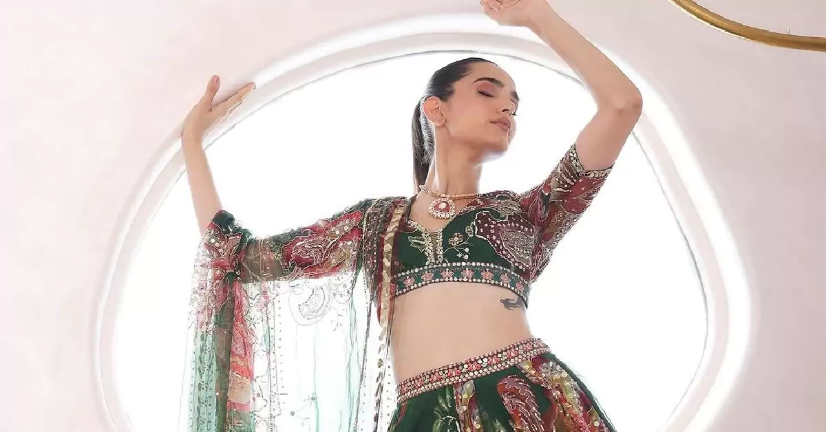 अपनी मेहंदी सेरेमनी को एक नया लुक देने के लिए, ट्राई करें इन कलर्स के आउटफिट